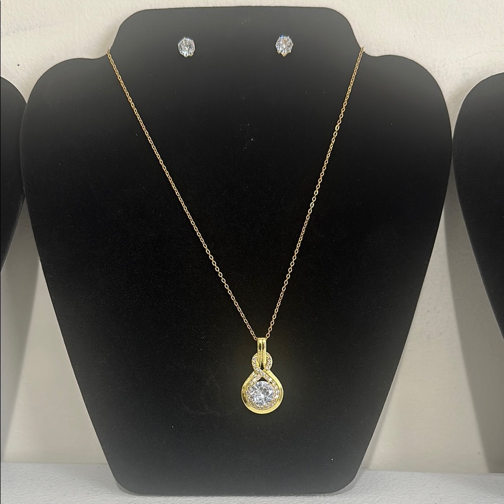 Elegant Gold Necklace with Dainty Circular Pendant